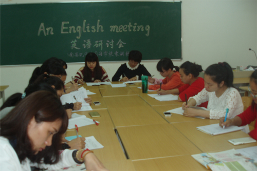 现外象湖校区组织英语教师参加学校展示课活动